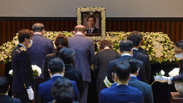 <p>Seoul: Hinterbliebene Familienmitglieder legen Blumen auf einen Altar für den verstorbenen Bürgermeister Park Won-soon während seiner Beerdigung im Rathaus von Seoul.</p>