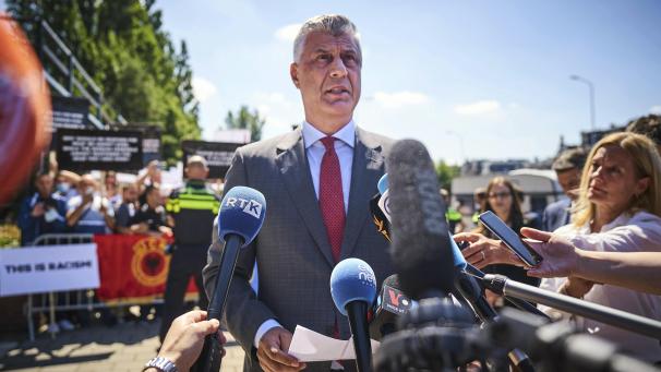 <p>Den Haag: Hashim Thaci, Präsident des Kosovo, spricht bei seiner Ankunft am Gericht mit Vertreterinnen und Vertretern der Presse. Thaci ist beim Kosovo-Gericht in Den Haag mit den Anklägern zusammen gekommen, um sich den gegen ihn erhobenen Vorwürfen zu stellen.</p>