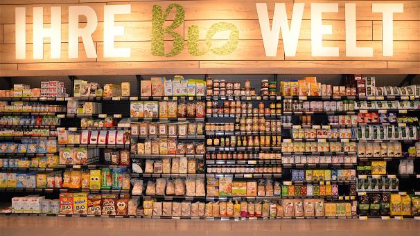 <p>Das große Sortiment an Bioprodukten wird im St.Vither AD Delhaize künftig in einem eigenen Bereich zu finden sein.</p>