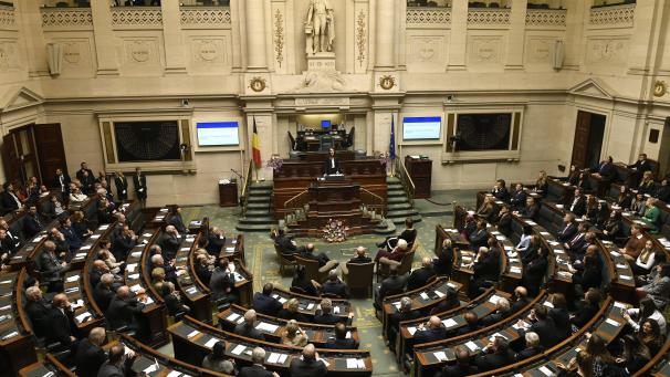 <p>Die Kammer ist zwar das Herz der belgischen Demokratie. Ohne einen Kopf, sprich eine Regierung, bleibt diese aber stumpf. Die erste Aufgabe der föderalen Politik muss daher die bildung einer starken Regierung sein.</p>