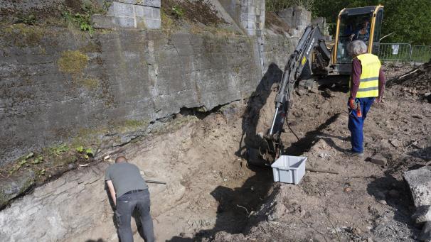 <p>Ein neuformierte Bürgerinitiative fordert, dass die vor einigen Wochen freigelegten Überreste der mittelalterlichen Burg und der Ringmauer von St.Vith unter Schutz gestellt werden.</p>