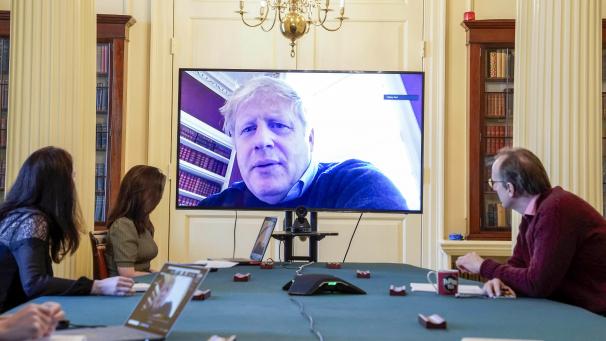 <p>Boris Johnson (hier zugeschaltet bei einem Meeting) steht in der Coronakrise mächtig unter Druck.</p>