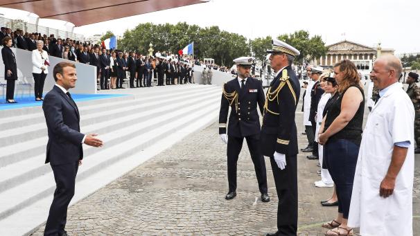 <p>Bei einer Zeremonie anlässlich des französischen Nationalfeiertags hatte Präsident Macron (links) auch Ärzte und Pfleger eingeladen, denen er am Ende einer Zeremonie auf dem Place de la Concorde in Paris besonders für ihren Einsatz seit März dankte.</p>