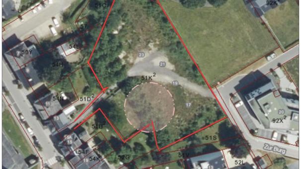 <p>Der frühere St.Vither Burgturm wird größtenteils auf dem ehemaligen Gelände Pip (in rot umrandet) vermutet, auf dem der Immobilienentwickler Eiffage Development eine Residenz mit 33 Wohneinheiten errichten will.</p>