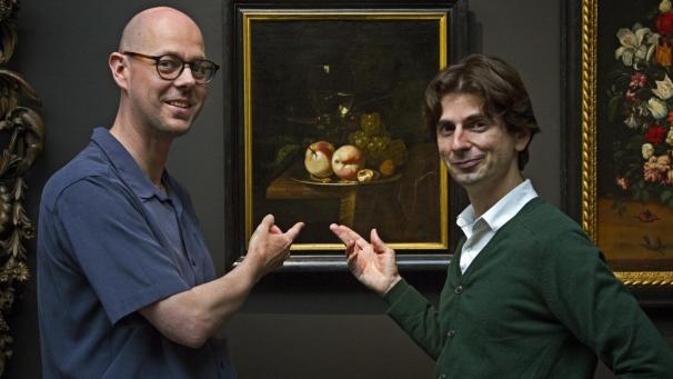 <p>Ive De Smet (links) und David Vergauwen (rechts) vor einem Gemälde, das sie untersucht haben.</p>