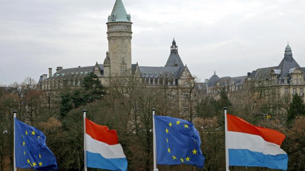 <p>Luxemburgische und europäische Fahnen wehen in der Stadt Luxemburg.</p>