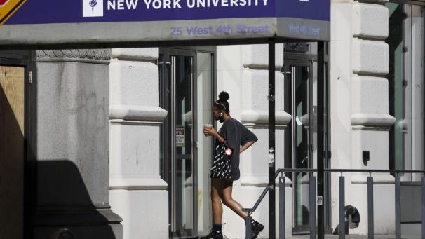 <p>Wegen der Corona-Pandemie wollen viele US-Universitäten im Herbst nur Online-Kurse anbieten. Ausländische Studenten an diesen Hochschulen sollten nach dem Willen der US-Regierung die USA verlassen. Nun hat die Regierung eingelenkt.</p>