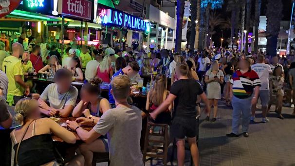 <p>Dichtes gedränge herrscht an der „Bierstraße“. Hunderte Urlauber aus Deutschland sollen am Ballermann auf Mallorca Party gemacht haben, ohne sich um die derzeit in Spanien geltenden Corona-Regeln zu scheren.</p>