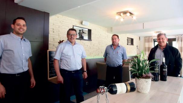 <p>Die Hoteliers Dusty Kukenheim, Marco Dhur, Bruno Steils und Jean Paquet freuen sich, dass die Aktion „Menüvergnügen für den guten Zweck“ trotz Corona noch einen Erlös von 2.800 Euro für die Krebshilfe Ostbelgien erbrachte.</p>