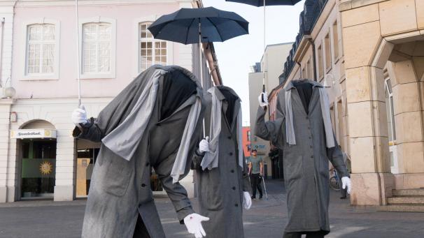<p>Die Straßenkünstler – hier die drei Kopflosen – sollen für „kurze Ablenkung und Zerstreuung sorgen“, sagt Karin Breuer vom Kulturellen Komitee der Stadt Eupen.</p>