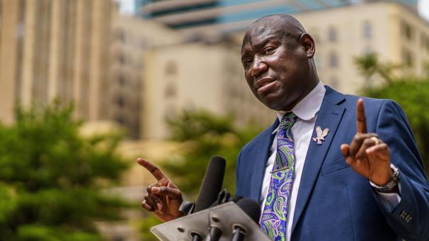 <p>Rechtsanwalt Ben Crump spricht am 15. Juli 2020 auf einer Pressekonferenz vor dem Gerichtsgebäude in Minneapolis, Minnesota.</p>
