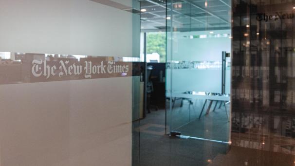 <p>Der Eingang des „New York Times“-Gebäudes in Hongkong</p>