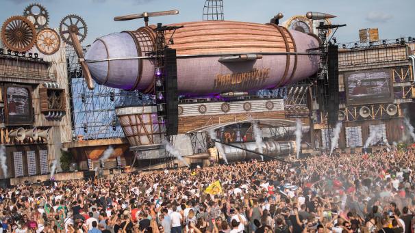 <p>19.07.2019, Nordrhein-Westfalen, Weeze: Menschen stehen auf dem Musikfestival Parookaville vor der Mainstage.</p>
