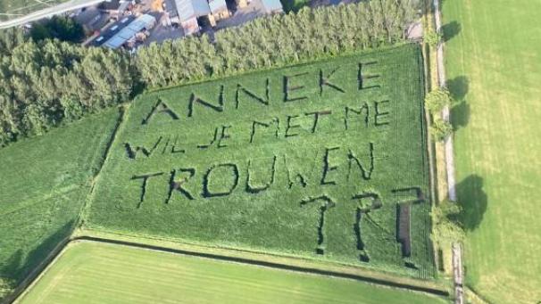 <p>„Anneke wil je met me trouwen???“ war von oben zu lesen.</p>