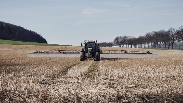 <p>Ein Traktor fährt über ein Feld und bringt Glyphosat aus.</p>