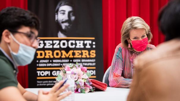 <p>Königin Mathilde während eines königlichen Besuchs im Sommerlager von YouthStart in Uccle</p>