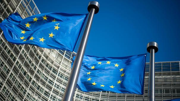 <p>Flaggen der Europäischen Union wehen im Wind vor dem Berlaymont-Gebäude in Brüssel, dem Sitz der Europäischen Kommission.</p>