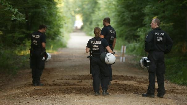 <p>Polizeibeamte im Hambacher Forst</p>