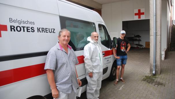 <p>Stammfahrer Edgar Classen (vorne) freute sich, in der Coronakrise mit Didier Duchâteau und Mika Mackels zwei neue Kollegen im Hilfsmittelverleih des Roten Kreuzes Amel begrüßen zu können.</p>