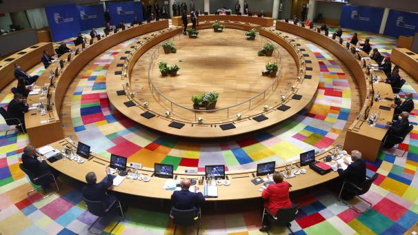 <p>Um in ausreichender Distanz verhandeln zu können, sitzen die Staats- und Regierungschefs in einem Raum, der mit 850 Quadratmetern in etwa die Größe eines Handball-Spielfeldes hat. Bei dem Sondergipfel in Brüssel geht es um den Vorschlag der EU-Kommission, 750 Milliarden Euro an den Finanzmärkten aufzunehmen.</p>
