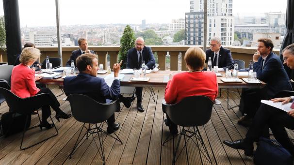 <p>Charles Michel (Mitte), Präsident des Europäischen Rates, Jeppe Tranholm-Mikkelsen (3.v.r), Generalsekretär des Rates der Europäischen Union, Angela Merkel (4.v.r), Bundeskanzlerin von Deutschland, Emmanuel Macron (3.v.l), Präsident von Frankreich, und Ursula von der Leyen (l), Präsidentin der Europäischen Kommission, sprechen im Rahmen eines Treffen am Rande des Sondergipfels des Europäischen Rates.</p>