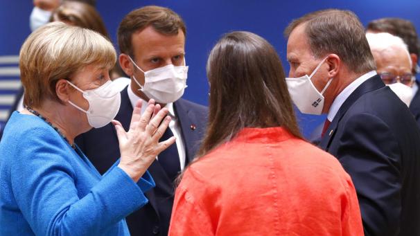 <p>Die deutsche Bundeskanzlerin Angela Merkel spricht mit dem französischen Präsidenten Emmanuel Macron, der finnischen Ministerpräsidentin Sanna Marin und dem schwedischen Ministerpräsidenten Stefan Lofven am zweiten Tag des EU-Gipfels.</p>