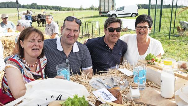 <p>Das erste animierte Frühstück am „Tisch im Kornfeld“ kam sehr gut an. Die 100 zur Verfügung stehenden Plätze im Roggenfeld in Emmels waren im Nu ausverkauft.</p>