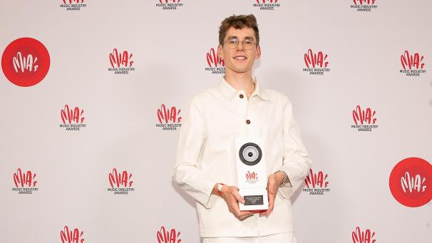 <p>Felix De Laet von Lost Frequencies posiert mit seiner Auszeichnung nach der 13. Ausgabe der MIAs (Music Industry Award) Award Show in Brüssel am 6. Februar 2020.</p>