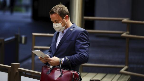 <p>Luxemburgs Premierminister Xavier Bettel wartet auf seinen Wagen, als er am frühen Morgen während des EU-Sondergipfels in Brüssel am 20. Juli 2020 das Gebäude des Europäischen Rates verlässt.</p>