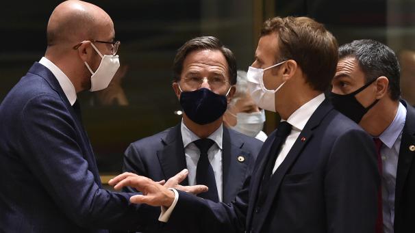<p>Charles Michel (l.), ehemaliger Premierminister in Belgien, und Emmanuel Macron (r.) unterhalten sich. In der Mitte ist der niederländische Premierminister Mark Rutte zu erkennen.</p>