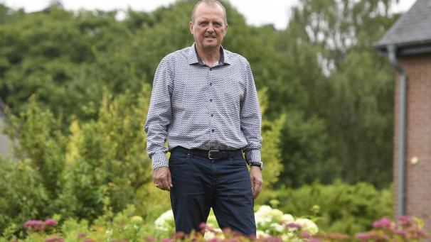 <p>Georg von Schwartzenberg am Montag in  seinem Garten. Seit Ende Juni ist der 57-jährige Unternehmer wieder zu Hause.</p>
