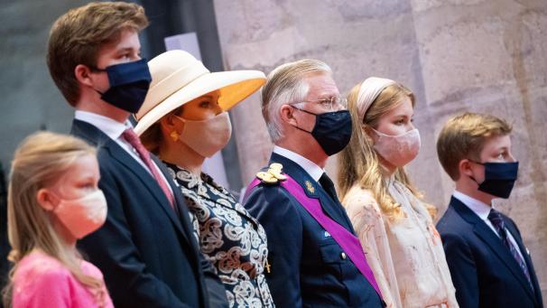 <p>Die Königsfamilie mit Maskenschutz.</p>