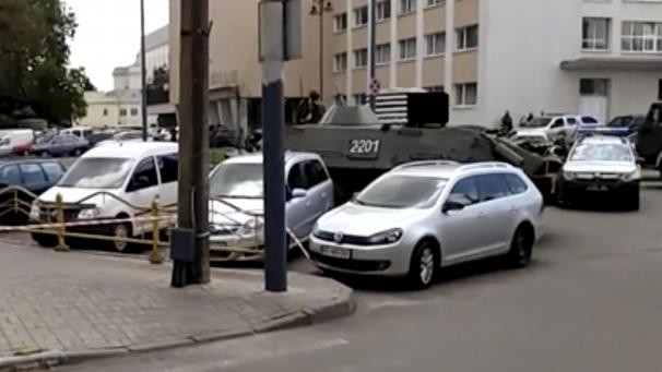 <p>Dieses Standbild aus einem Video zeigt, wie Straßen mit einem gepanzerten Sicherheitsfahrzeug und einem Polizeiwagen abgesperrt werden, nachdem ein bewaffneter Mann einen Bus in seine Gewalt brachte und rund 20 Menschen als Geiseln nahm. Über den Kurznachrichtendienst Twitter soll der Mann in russischer Sprache Forderungen gestellt und vor versteckten Sprengsätzen in der Stadt gewarnt haben.</p>