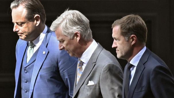 <p>N-VA-Präsident Bart De Wever, König Philippe und der PS-Vorsitzende Paul Magnette (von links) bei der Unterredung am Montagnachmittag</p>