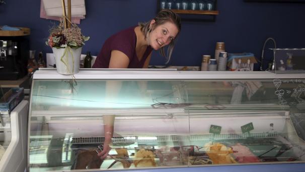 <p>15 verschiedene Eissorten bietet Astrid Bastin derzeit in ihrem Geschäft an. Vor allem verarbeitet sie regionale Früchte der Saison.</p>