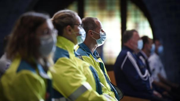<p>Zahlreiche Pflege- und Einsatzkräfte wohnten dem Te deum bei. Sie alle erhielten eine Überraschung.</p>