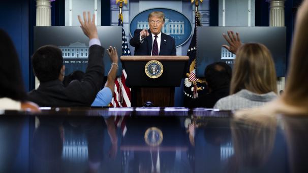 <p>Am Dienstag sprach Trump weniger als eine halbe Stunde und ließ vergleichsweise wenige Fragen von Journalisten zu.</p>