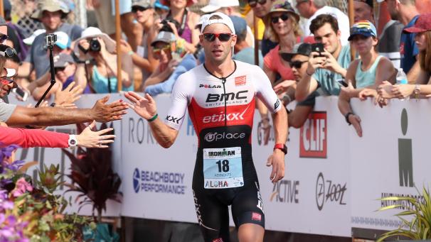 <p>Der Belgier Bart Aernouts beim Zieleinlauf bei der 2017-Edition des Iron Man auf Hawaii.</p>
