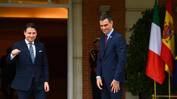 <p>Der spanische Premierminister Pedro Sanchez (r.) begrüßt seinen italienischen Amtskollegen Giuseppe Conte bei seiner Ankunft zu einem Treffen im Moncloa-Palast in Madrid am 8. Juli 2020.</p>
