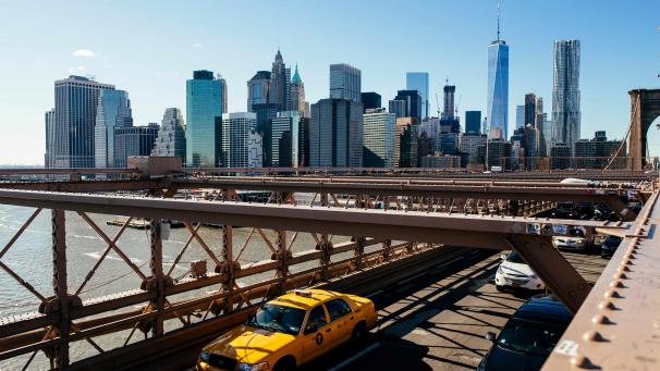 <p>Ein Taxi fährt vor der Skyline von Lower Manhattan über die Brooklyn Bridge in New York.</p>