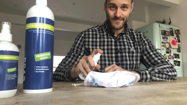 <p>Martin Schoonbroodt zeigt, wie es geht: Zwei Mal aufsprühen und schon ist die Maske mehr als nur aufgefrischt.</p>