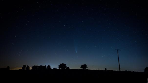 <p>Der Komet Neowise an einem sternenklaren Nachthimmel in Oudler fotografiert.</p>