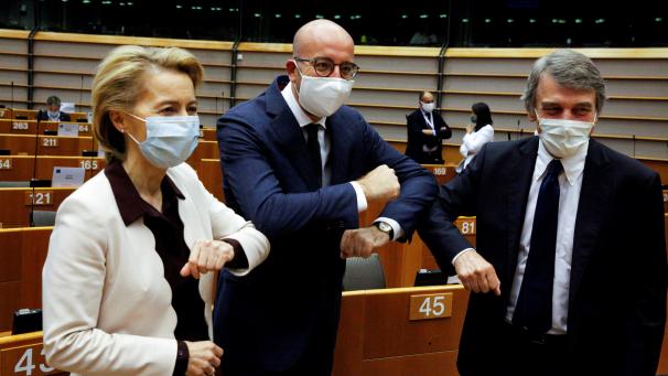 <p>Konnten trotz der Kritik noch gut lachen: EU-Kommissionspräsidentin Ursula von der Leyen (v.l.n.r.) zusammen mit EU-Ratspräsident Charles Michel sowie David-Maria Sassoli, dem Präsidenten des EU-Parlamentes.</p>