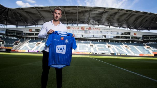<p>Niklas Dorsch bei seiner Vorstellung in Gent</p>