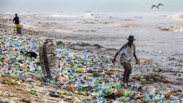 <p>Ghana, Accra: Ein Mann sammelt verwertbares Material am verschmutzten Korle Gono Strand. Plastikmüll ist allgegenwärtig: Er findet sich in Ozeanen, Flüssen und Seen weltweit, und winzige Partikel sind auch in Menschen und Tieren nachweisbar.</p>