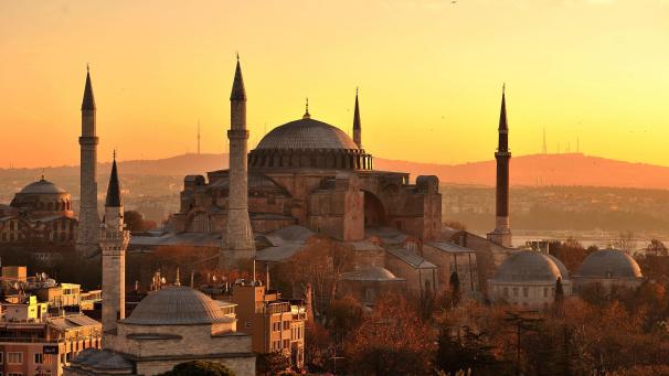 <p>Die Hagia Sopia, aufgenommen kurz nach Sonnenaufgang. Das Istanbuler Wahrzeichen Hagia Sophia - einst Kirche, dann unter den Osmanen eine Moschee und von Republikgründer Atatürk 1934 säkularisiert und zum Museum gemacht - wird ab Freitag wieder als Moschee genutzt.</p>
