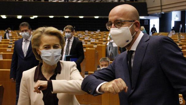 <p>Die Präsidentin der Europäischen Kommission, Ursula Von Der Leyen (l.), begrüßt den Präsidenten des Europäischen Rates, Charles Michel, vor einer Plenarsitzung des Europäischen Parlaments am 23. Juli 2020.</p>