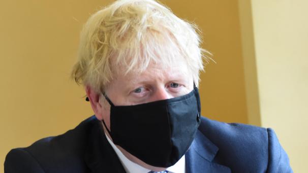 <p>Boris Johnson, Premierminister von Großbritannien, trägt einen schwarzen Mundschutz bei seinem Besuch des „«Tollgate Medical Centre“ im Osten Londons.</p>