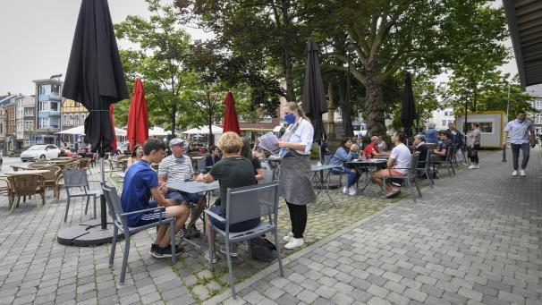 <p>Wer über den Eupener Marktplatz flaniert, muss vorerst keinen Mund-Nase-Schutz tragen.</p>