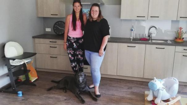 <p>In dem großen Raum haben Lisa Adams (rechts) und Nadine Hilgers ihre Schützlinge stets im Blick. Labrador Balou ist nur dabei, wenn es in den Wald geht.</p>